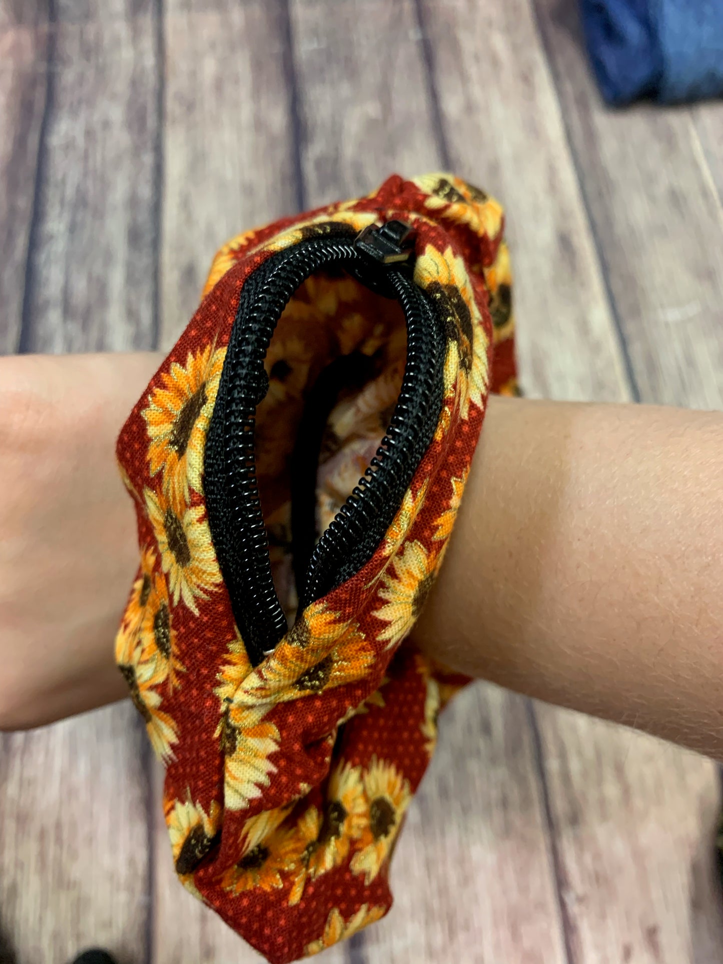 Zipper scrunchies